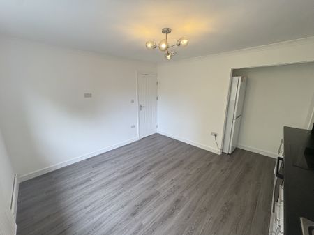 Ladyshot, Harlow - Photo 2