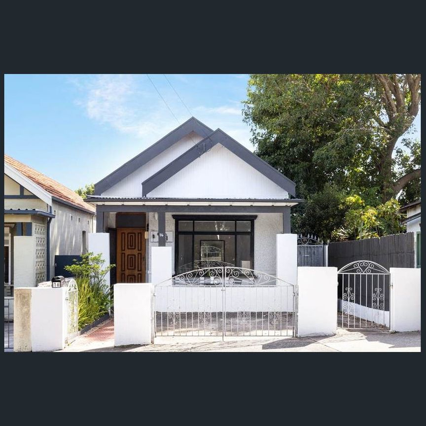 Family haven on sought-after street - Photo 1