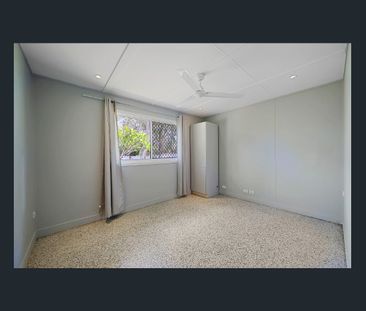 Spacious 3 Bedroom Home with Huge Shed - Photo 2