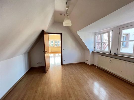 Zentrale Lage Fischbach! Freie 3-Zimmer-DG-Wohnung! TG-Stellplatz möglich! - Photo 1