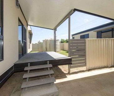 2 BEDROOM, 2 BATHROOM MODERN UNIT PARTLY FURNISHED - Photo 6