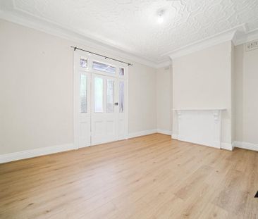 Beautifully Renovated Two Bedroom Apartment - Photo 3