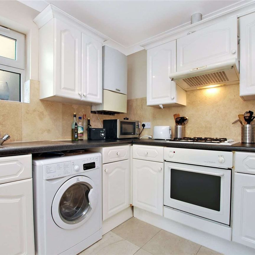 Three bedroom ground floor flat with a private garden. - Photo 1