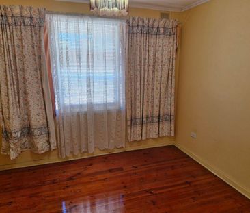 LOVELY 3 BEDROOM FAMILY HOME OVERLOOKING A PARK - Photo 2