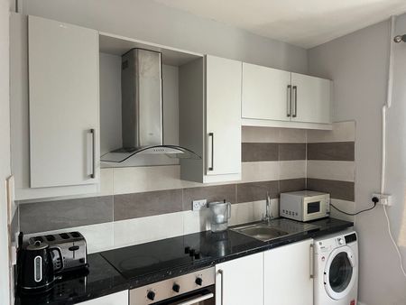 Room in a Shared Flat, Chiswick High Road, W4 - Photo 2