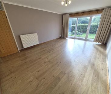 3 bedroom detached bungalow to rent - Photo 2