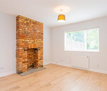 3 bed House - End Terrace To Let - Photo 2