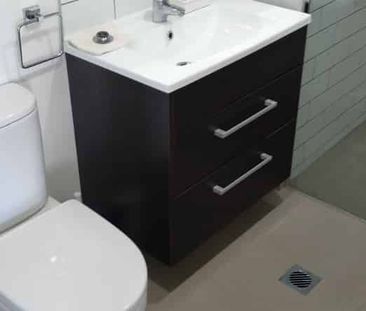 Charming Two-Bedroom Apartment in Prime Takapuna Location - Photo 4