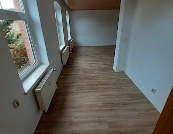 große 2 Zimmer EG Wohnung mit Gartenanteil in Neundorf ab 01.12.2025 frei !! - Photo 1