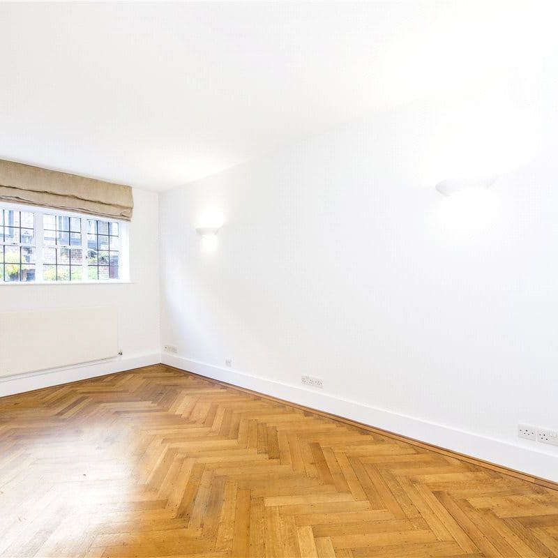 A spacious mews house that offers flexible accommodation in a quiet cul-de-sac just off Thurloe Square. EPC Rating E. - Photo 1