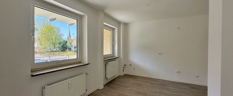 Geräumige 3-Zi.-Wohnung mit zwei Balkone und eigenem Garten! - Photo 1