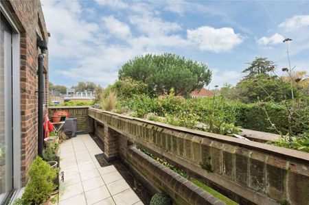 Spacious first floor apartment with two bedrooms a balcony overlooking the communal gardens - Photo 5