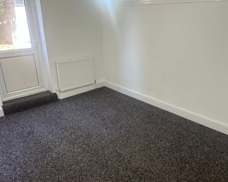 2 Bed Flat, London, IG3 - Photo 4