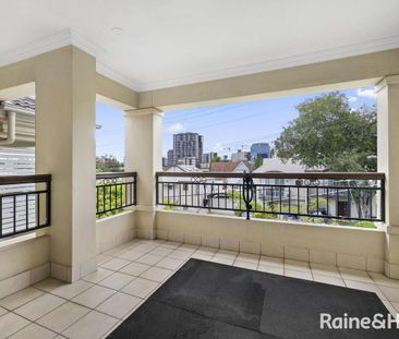 Stunning Townhouse in Central Toowong! - Photo 2