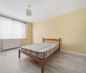 3 bedroom flat to rent - Photo 4