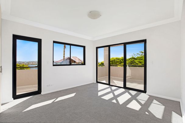 Bright & Spacious Top Floor Apartment - Photo 1