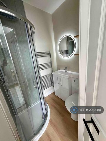 1 bedroom in a house share to rent - Photo 4