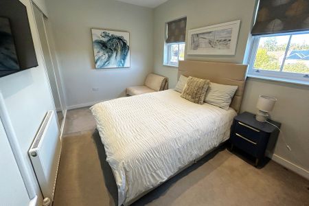 Claremont Road, West Byfleet, Surrey, KT14 - Photo 3