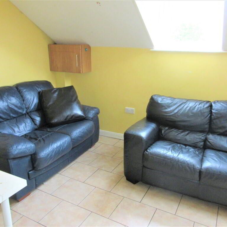 Upstairs Apartment, 66c Rugby Avenue, Queens Quarter, Belfast, BT7 1RG - Photo 1