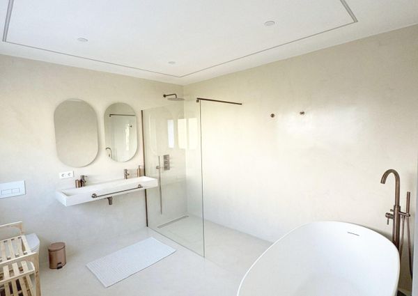 LARGE DETACHED VILLA WITH PRIVATE POOL AND GARDEN