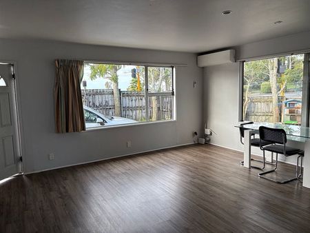 5 Bedroom House - Convenient Location - Photo 3