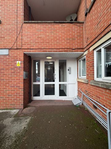 Room 3, 25 Albert Square, NG7 2FH, NOTTINGHAM - Photo 3