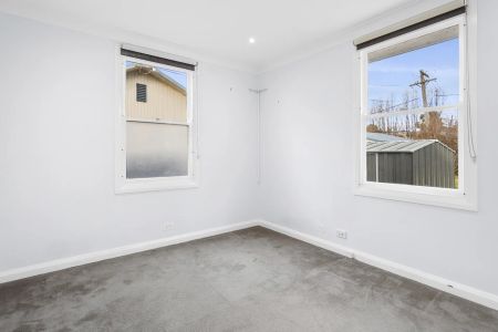 Modern Cottage Retreat in a Quiet Narrabundah Street - Photo 4