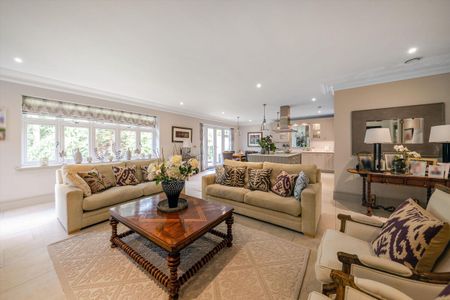 A modern apartment located in the charming area of Sunninghill, positioned in a secure, gated location with underground parking. - Photo 2
