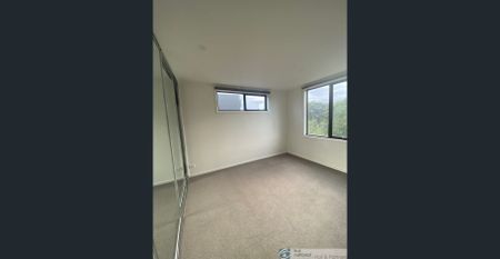 STYLISH THREE BEDROOM TOWNHOUSE - Photo 3