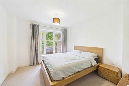 2 bedroom Flat in Peach Street, Wokingham - Photo 3