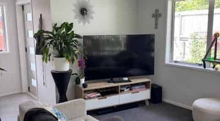 Lovely 3-Bedroom Brick & Tile Home - Photo 5