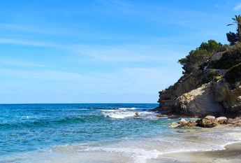 LONG TERM RENTAL. Beachfront villa for rent in Cumbre del Sol