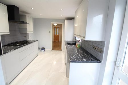 3 bedroom end of terrace house to rent - Photo 5