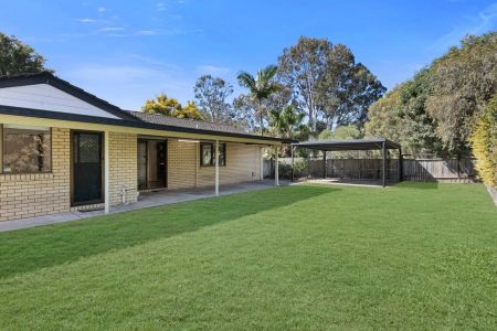 Charming Suburban Family Home: Perfect Blend of Tranquillity and Convenience! - Photo 4