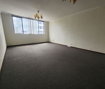 Spacious 3-Bedroom Flat - Photo 1