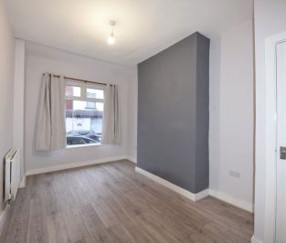 3 bedroom House in Highthorne View Bed), Armley Leeds - Photo 5