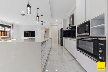 East-Facing Residence Combining Modern Comfort, Seamless Convenience & Timeless Style in Thornhill Park - Photo 5