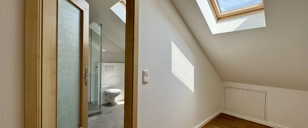 Moderne Dachgeschosswohnung auf Neubau-Niveau, frisch saniert, ruhig, sonnig im Herzen von Miesbach - Foto 1