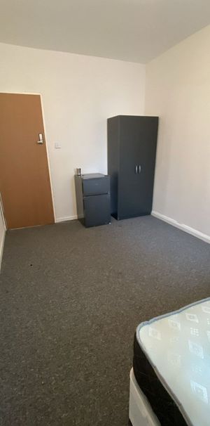 Room in a Shared House, Manchester Road, E14 - Photo 1