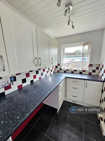 2 bedroom semi-detached house to rent - Photo 4