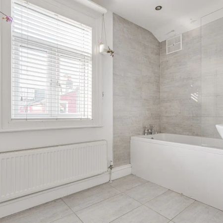 2 bedroom flat in London - Photo 4