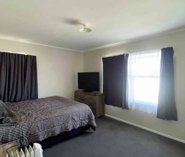 Tidy 3 bedroom home with spacious section - Photo 3