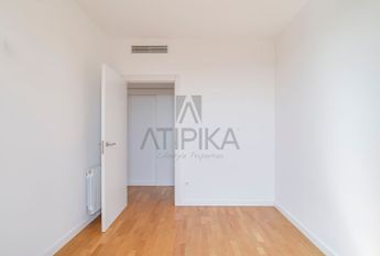 Piso en alquiler de cuatro habitaciones junto al Teatre Nacional de Cataluña, Barcelona