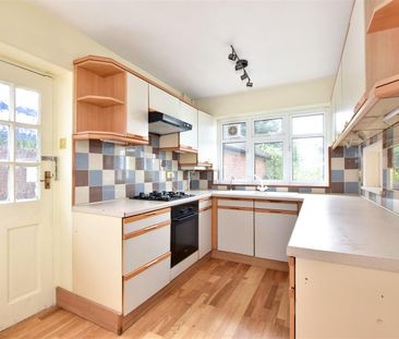 2 bed detached bungalow to rent in Westover Road, High Wycombe, HP13 - Photo 5