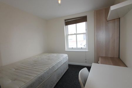 4 bedroom flat to rent - Photo 5