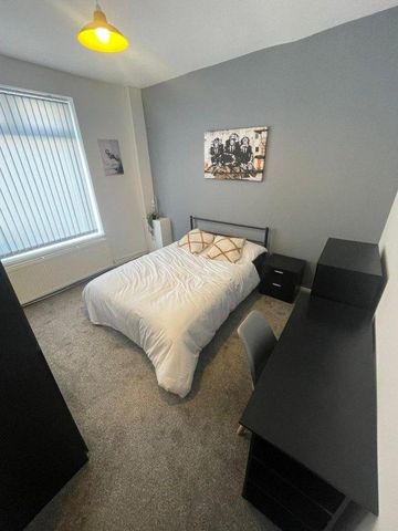 4 bedroom flat to rent - Photo 4