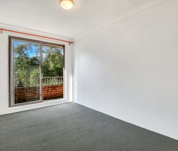 Top Floor, Immaculately Presented 2 bedroom Unit - Photo 3