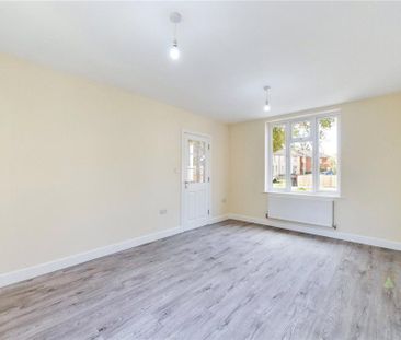 3 bedroom end of terrace house to rent - Photo 2