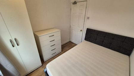 5 bedroom semi-detached house to rent - Photo 4