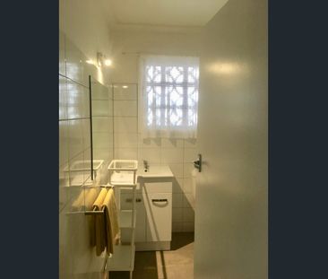 Tram /Bus to city or beach with Gym next door - Photo 3